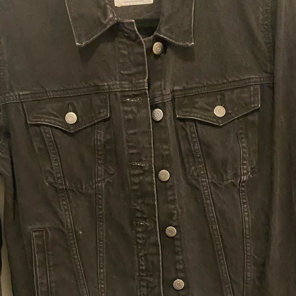 Old Navy Women’s Black Denim Jacket - Picture 3 of 4